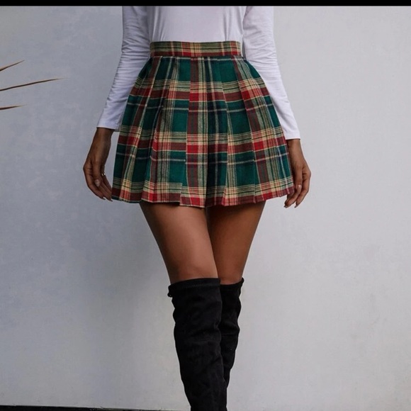 Red and green plaid mini pleated skirt - Picture 1 of 5